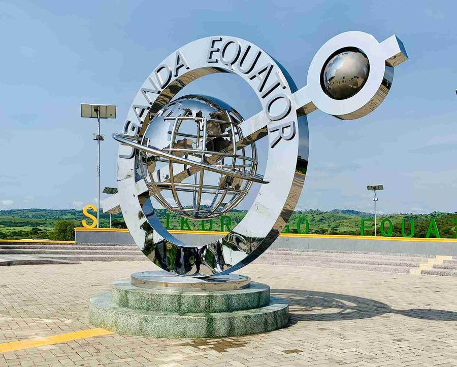 Uganda Equator monument at Kikorongo